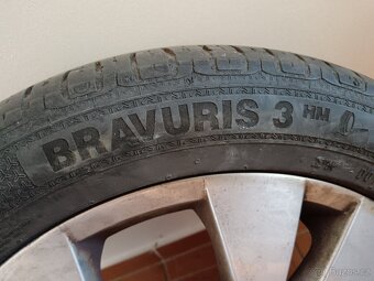 Bravuris 215/50 R17Y na discích - 2