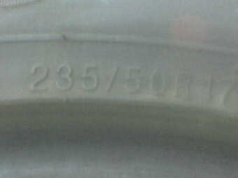Prodej starších zimních pneumatik KUMHO 235-50-17. 6-7 mm. - 2