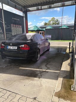 BMW e90 330d 170kw manuál - 2