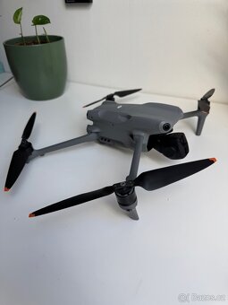 Top stav, v záruce. Dji air 3 combo - 2