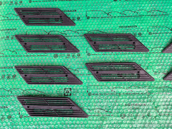 větrací mřížka zadního sloupku levá + pravá Škoda 120 113762 - 2