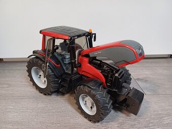 Bruder traktor Valtra T191 - 2
