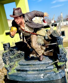 INDIANA JONES soška - útěk z chrámu - 2