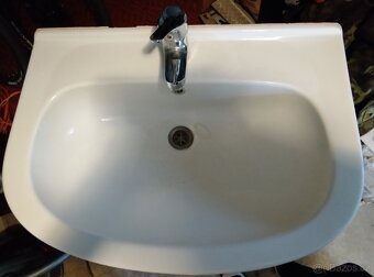 Koupelnová skříňka s umyvadlem a baterii - 2