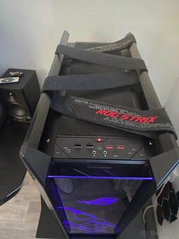 ASUS ROG Strix Helios - 2