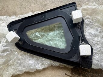 NISSAN 370z - zadní boční okénko (trojúhelník) - Levé - NOVÉ - 2