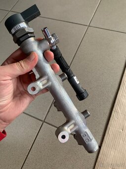 Nová vstřikovací lišta 059130089CS a palivový regulátor - 2