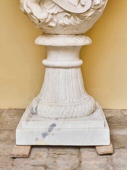 Monumentální klasicistní mramorová váza s figurální výzdobou - 2