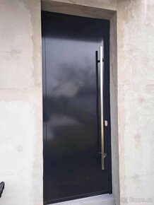 Vchodové hliníkové dveře Reál 9005 - 2
