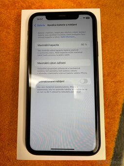 Apple iPhone 11 - 64GB v top stavu - 2