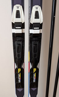 Běžecký komplet lyže + boty Salomon, hůlky Leki - 2
