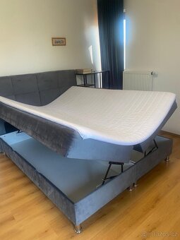 Manželská postel v šedé barvě - 2