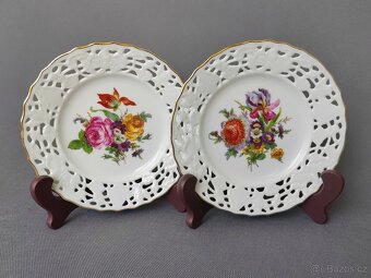 Dva dekorativní porcelánové talíře s prolamovanými okraji - 2
