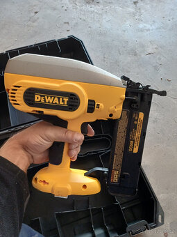 Hřebíkovačka Aku DeWalt DC608 18V - 2