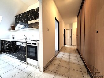 Pronájem prostorného podkrovního bytu 3+1 v Hodoníně – ulice - 2