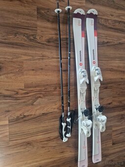Nabízím dívčí lyže Rossignol vel 130 s vázáním a hůlkami - 2