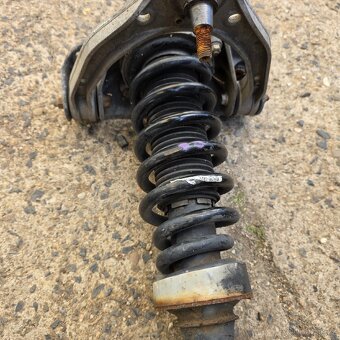 Tlumič pérování přední pravý komplet VW Touareg 7l - 2