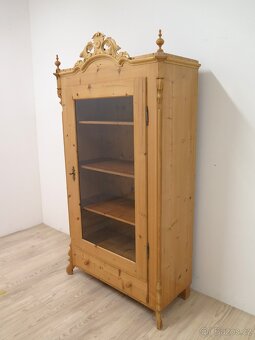 Krásná vitrína s vyřezávanou ozdobou - 2