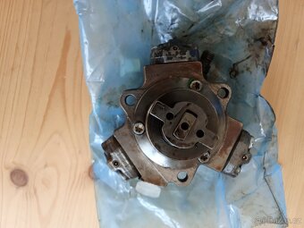 Prodám-Plně funkční vysokotlaké vstřikovací čerpadlo MB - 2
