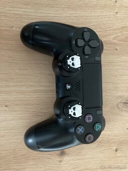 ZAMLUVENONabízím k prodeji své 2 ovladače DualShock pro PS 4 - 2