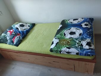 Dřevěné postele. - 2