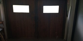 Dřevěné dvoukřídlé garážové vrata s okny + 6 kovaných pantů - 2