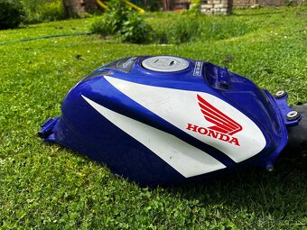 Nádrž Honda cbr125r vstřikovací verze - 2