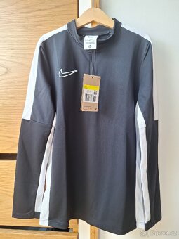 Nike tenčí mikina vel. 128 nova - 2
