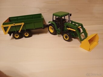 Bruder John Deere 6400 s čelňákem a návěsem - 2