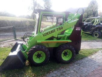 Unc 060 smykový nakladač Locust 750 - 2