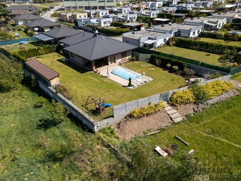 Prostorný rodinný dům 5+kk s velkou zahradou a bazénem na kr - 2