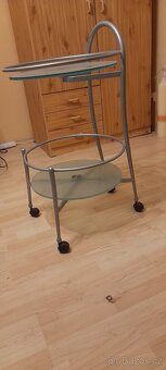 Pojízdní BAROVÝ stolek - 2