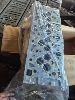 Hlava motoru Peugot Boxer 2,5 D-TD - 2