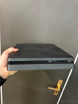 PS4 konzole s dvouma ovladači - 2