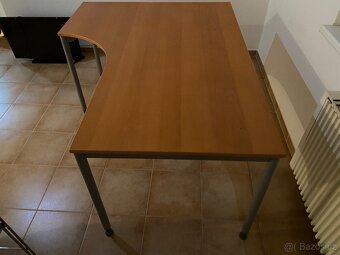 Velký dřevěný rohový pracovní stůl Ikea s kovovými nohami. - 2
