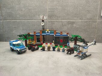 Lego City 4440 - Stanice Lesní Policie - 2
