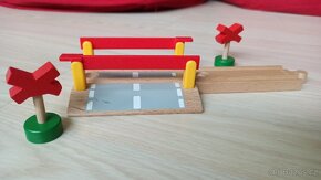 Vláčkodráha dřev. sada 3 ks - 1x mašina, přejezd, zastávka - 2