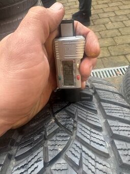 Jedna zimní pneu 215/50/18 GoodYear - 2