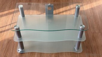 Prodám TV stolek z tvrzeného skla a kovu na kolečkách - 2