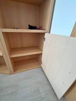 Rohová policová skříň s úložným prostorem. - 2
