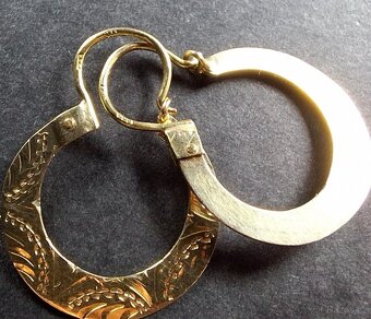 Zlaté náušnice. - 2