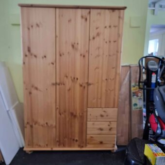 Krásná vysoká šatní skříň v masivu z Borovice výška 225 cm - 2