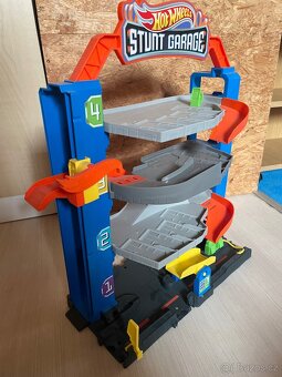Hotwheels stunt garage - 2