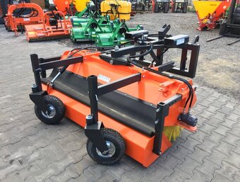 Komunální Zametač na traktor - 2