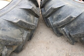 Zetor 8011 8145 zadní kola 16.9-34 vzorek 95% - 2