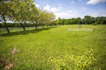 Stavební pozemek 1 400 m² na krásném místě u lesa - 2