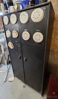 Dřevěná skříň - 2