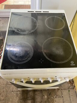 Sporák s troubou Indesit - 2