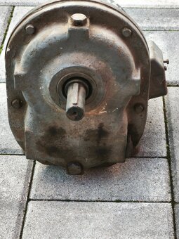 Elektromotor s převodovkou. - 2
