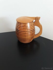 Dřevěné vázy a korbele, keramický džbán s kalichy - 2